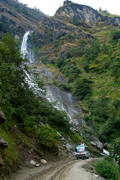 Cascata (con bus) nella Gola del Kali Gandaki
