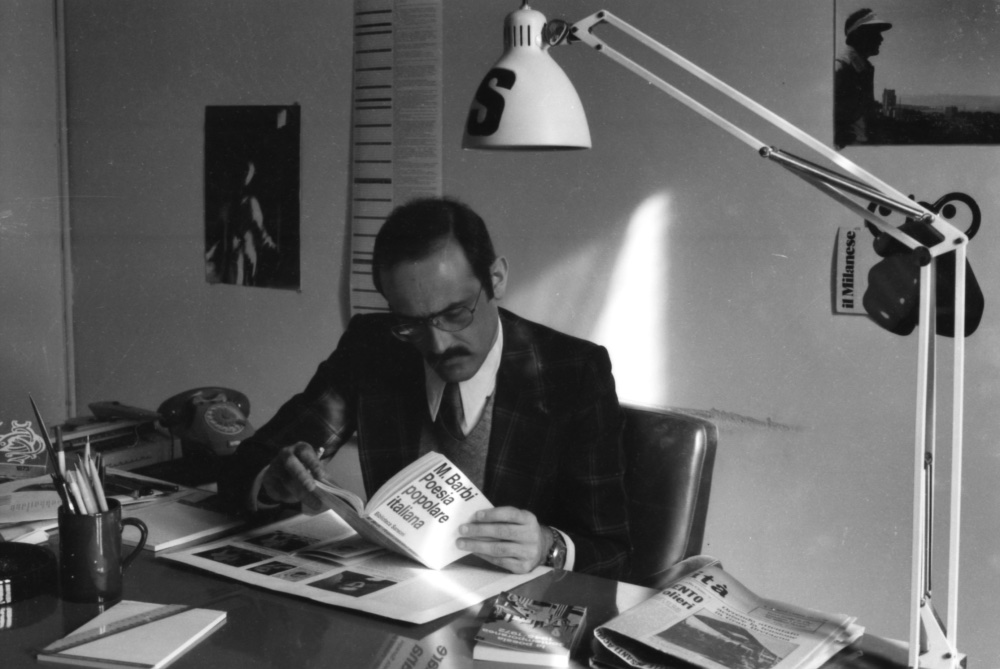 Lo scrittore Mario Biondi al lavoro